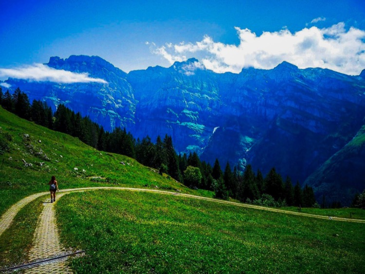 İsviçre dağında yürüyüş