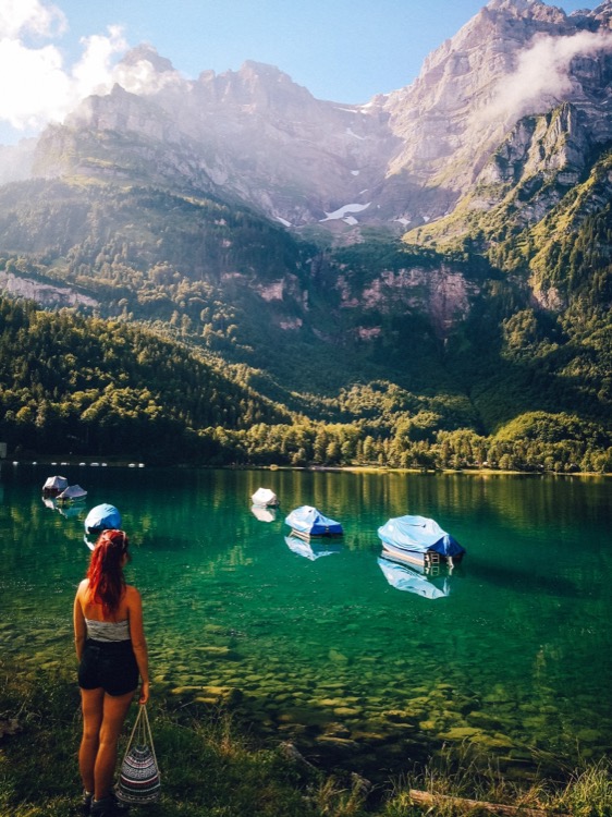 İsviçre gölü manzarası