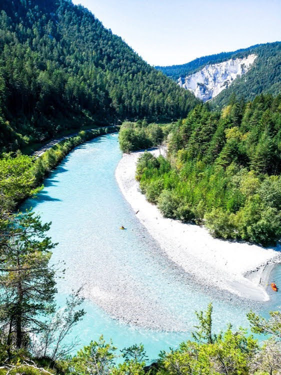 İsviçrede bir nehir