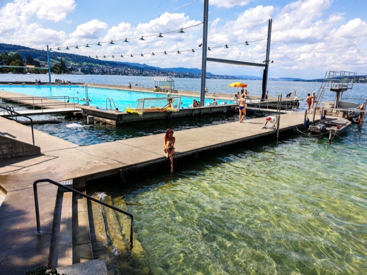 İsviçre gölde havuz