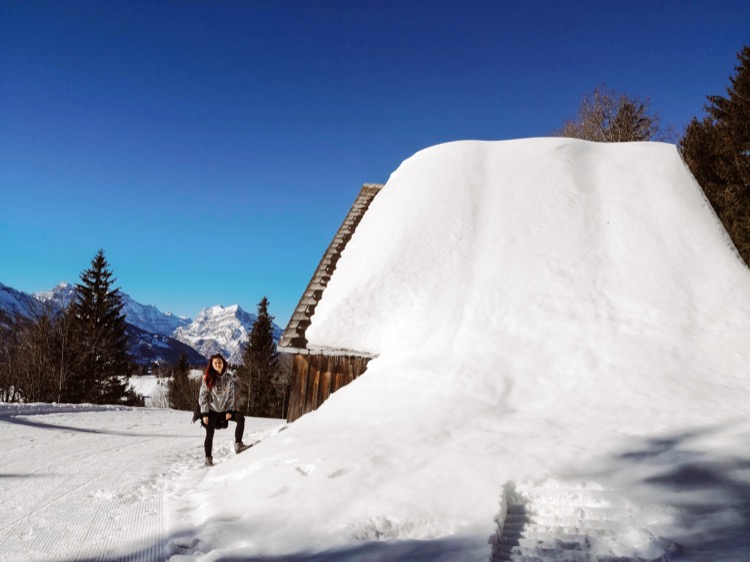 Amden İsviçre karla kaplı ev